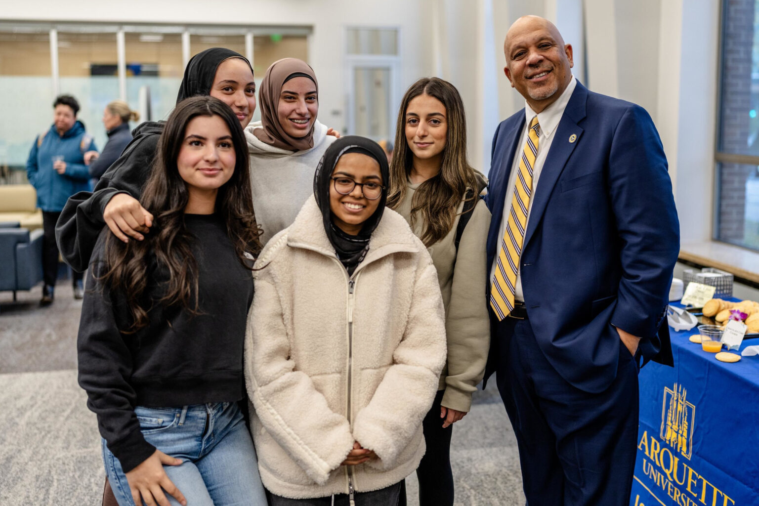 President Kimo Ah Yun poses with a group of Marquette students.