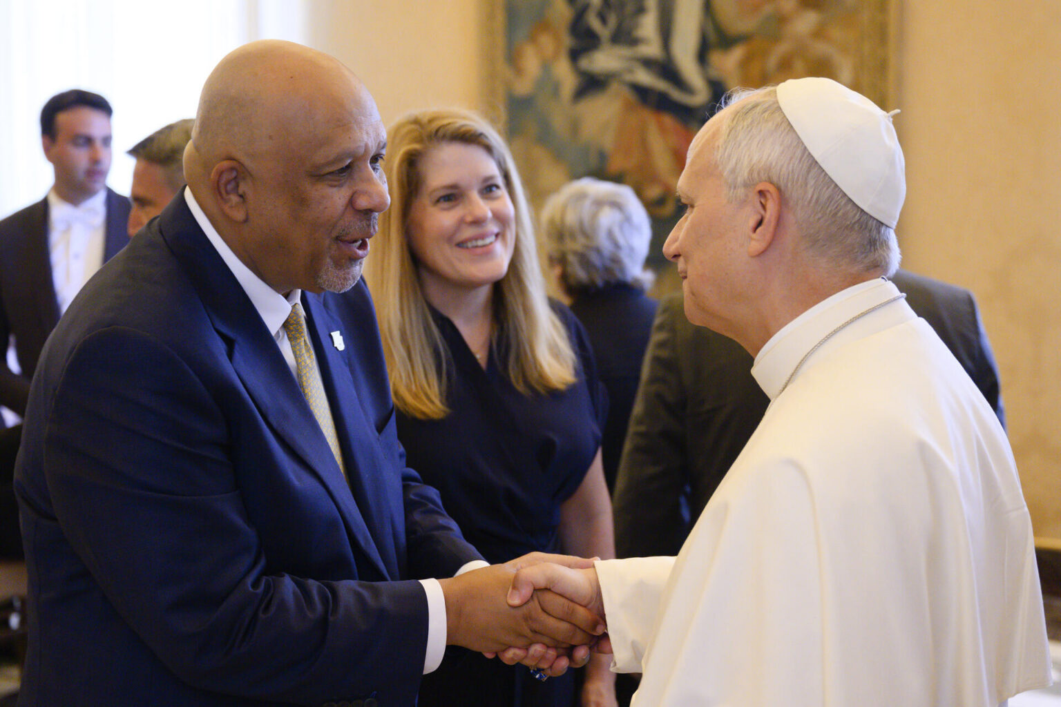 President Kimo Ah Yun shaking Pope Leo's hand.