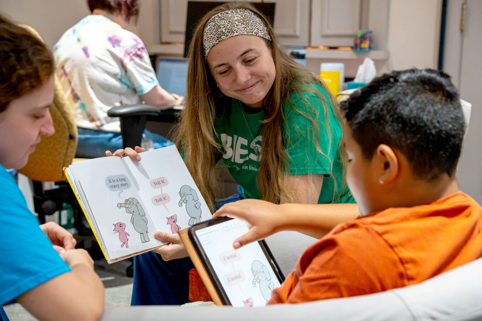 A student in the Bilingual English-Spanish specialization instructing a client.